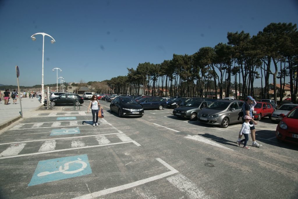 Los robos se han producido en los coches aparcados junto a la playa de Samil.