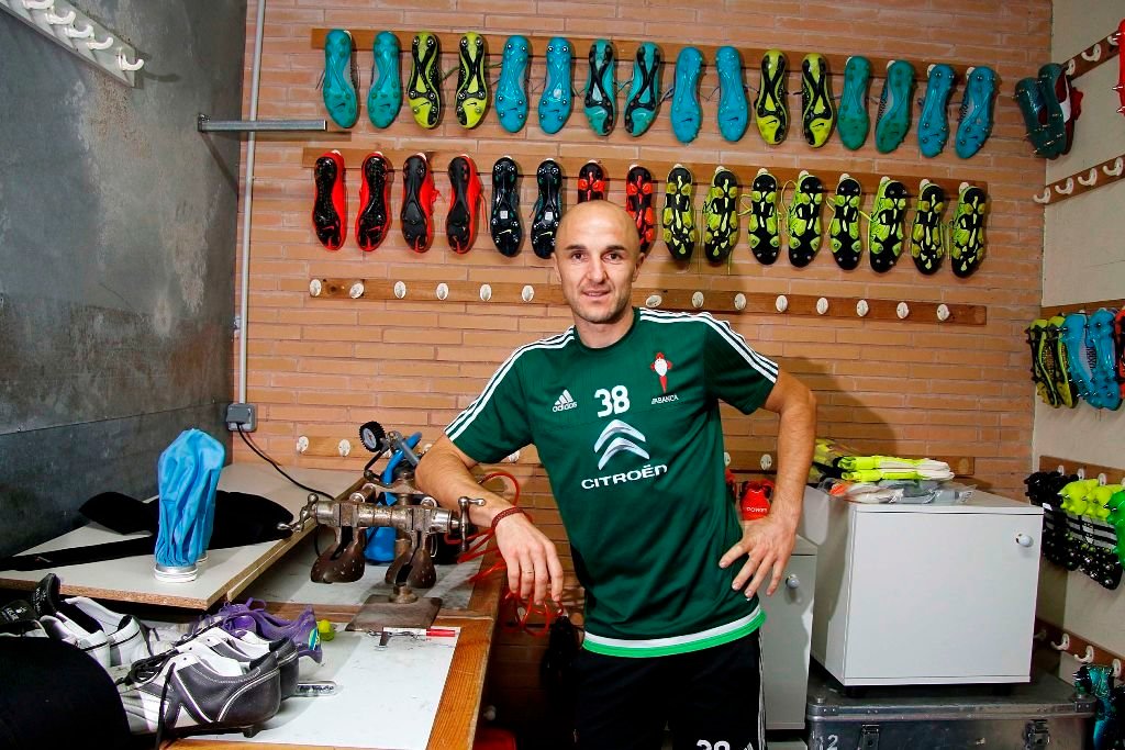 Eduardo Fernández, el encargado de material del Celta, esta semana en las instalaciones de A Madroa.