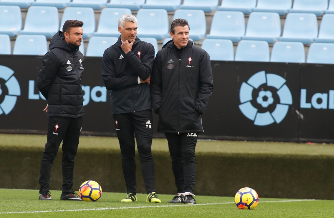 Toni Madrigal, entre el entrenador del Celta B, Rubén Albés, y el del primer equipo, Juan Carlos Unzué.