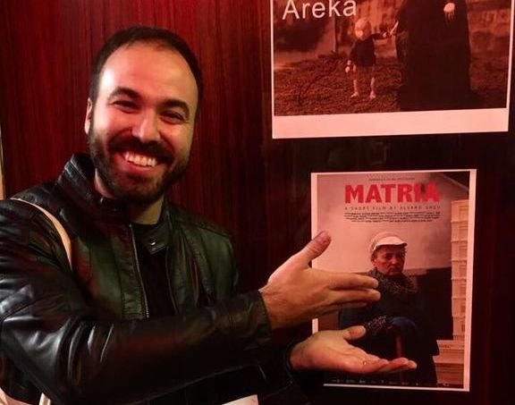Álvaro Gago muestra el cartel del corto premiado, “Matria”.
