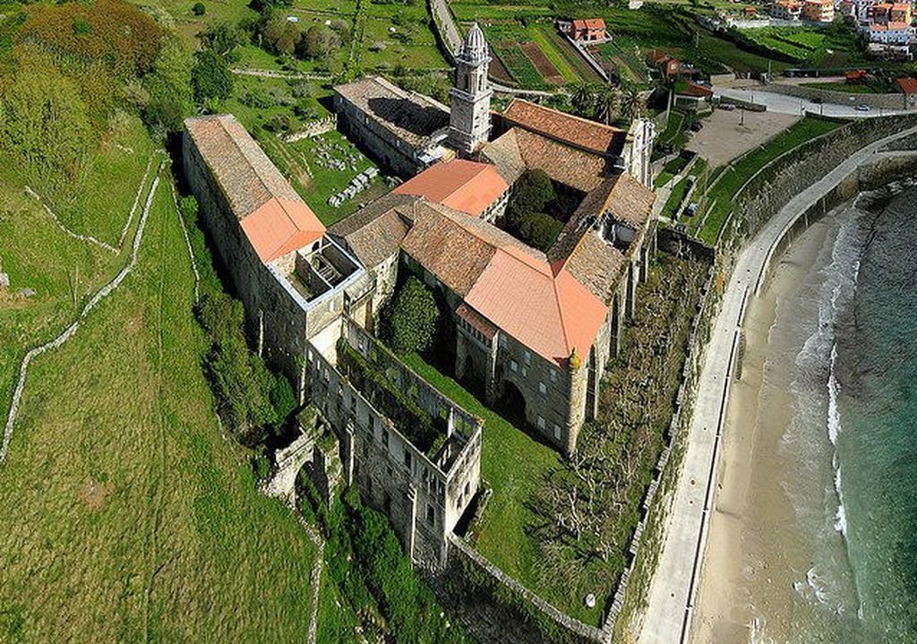 El monasterio donde muestra reparaciones en los tejados.