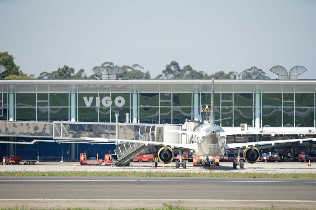 Un avión en la pista del aeropuerto de Vigo. // J.V. Landín