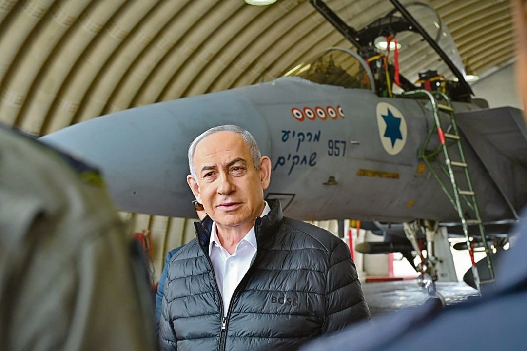 Benjamin Netanyahu, ayer durante su visita a la base aérea de Tel Nof.