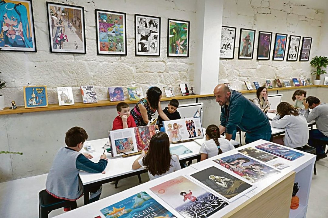 La academia de cómic Kame, en Abeleira Menéndez, atiende desde hace 14  años la demanda para aprender a dibujar viñetas.