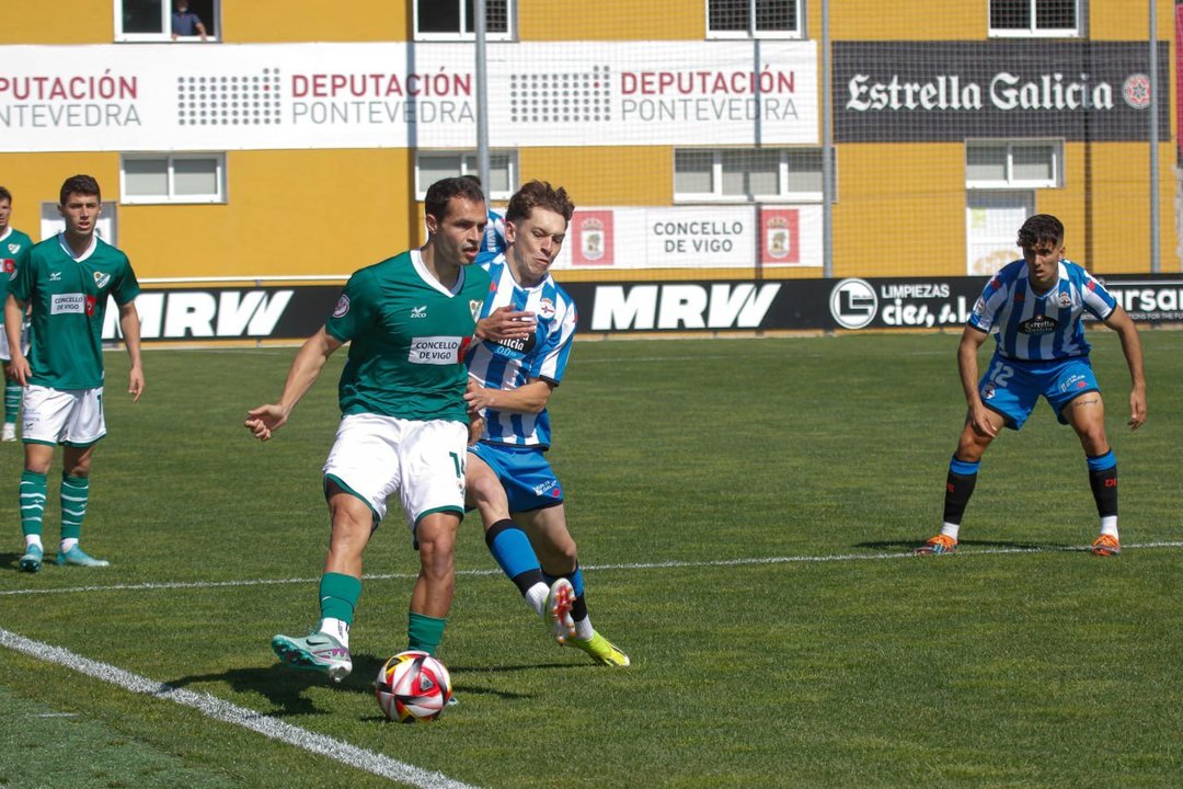Mario García actuó a pie cambiado en el lateral izquierdo y sacó partido de ello para anotar el gol que puso por delante al Coruxo en el minuto 28.