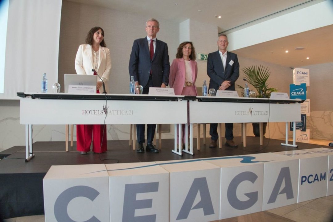 La conselleira de Economía, el presidente de la Xunta, la presidenta de Ceaga y el director de Stellantis Vigo, ayer.