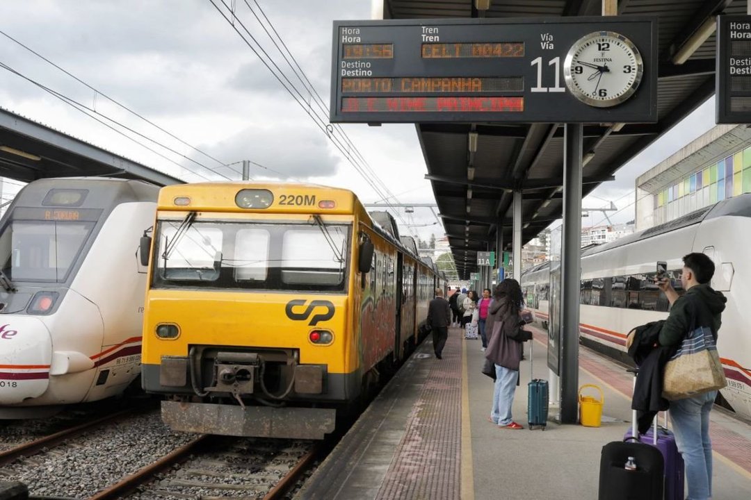 El Tren Celta que conecta Vigo con Oporto, estacionado ayer en la estación de Vigo-Guixar.