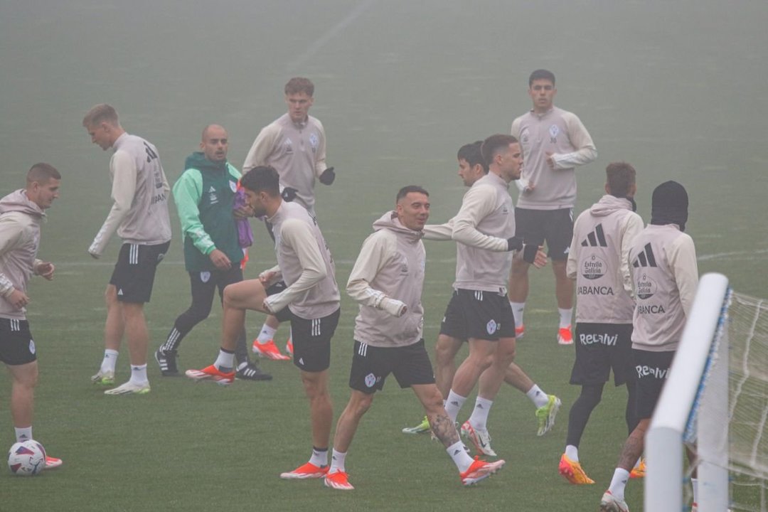 Los jugadores del Celta, en el arranque de la sesión de ayer en Mos, marcada por la niebla.