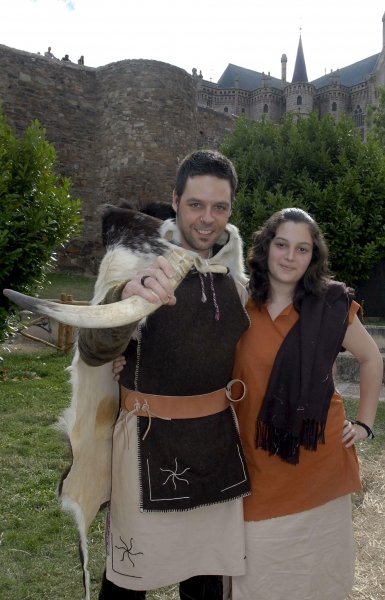 Dos participantes en la Fiesta de Astures y Romanos. (Foto: J. Casares)