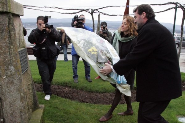 Anxo Quintana deposita las flores ante el monumento de Castelao. (Foto: Vicente Pernía)