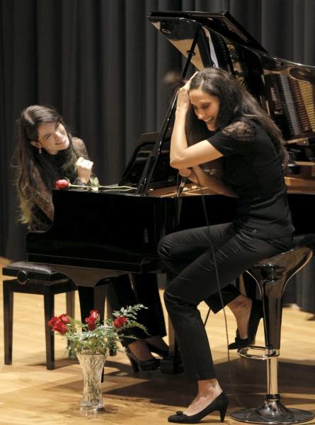  La gaiteira y pianista Cristina Pato (i) y la cantante Rosa Cedrón (der) durante la presentación a la prensa del álbum 'Soas'
