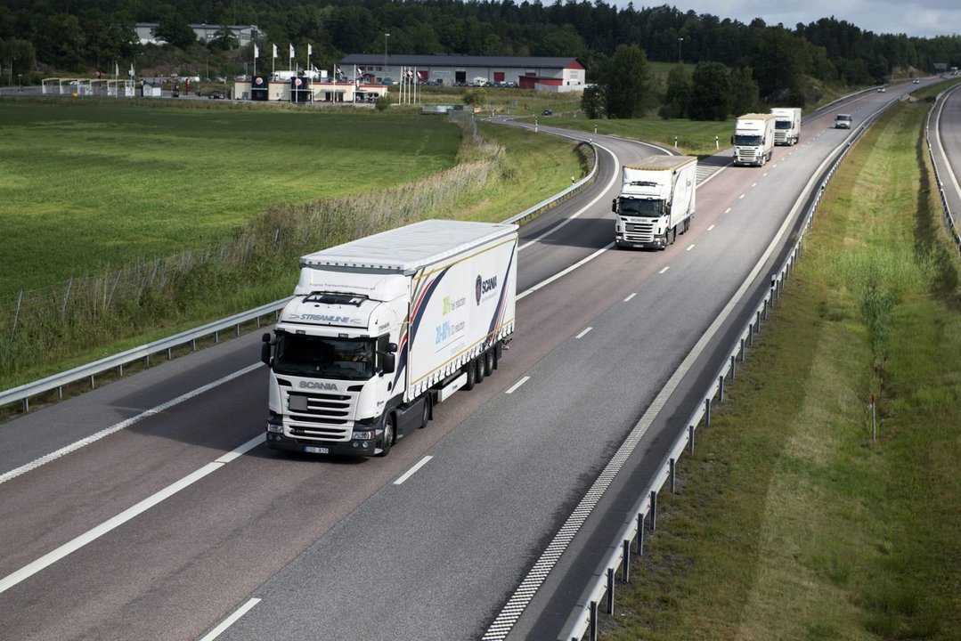Dos camiones circulan por una carretera francesa, en las que pagarán una nueva tasa desde 2015. 