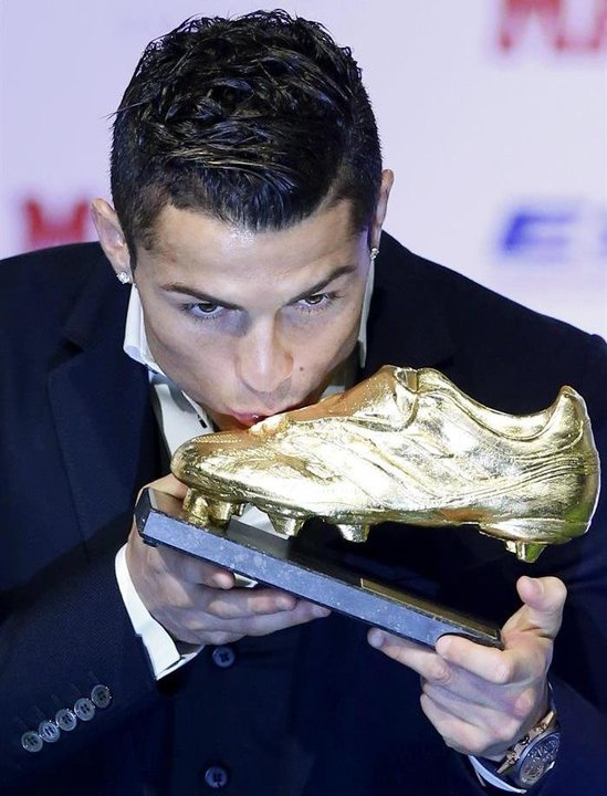 Cristiano Ronaldo besa la Bota de Oro que recibió ayer.