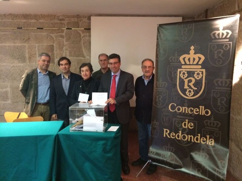 El jurado del premio Blanco Amor, ayer en Redondela, con el alcalde Javier Bas.