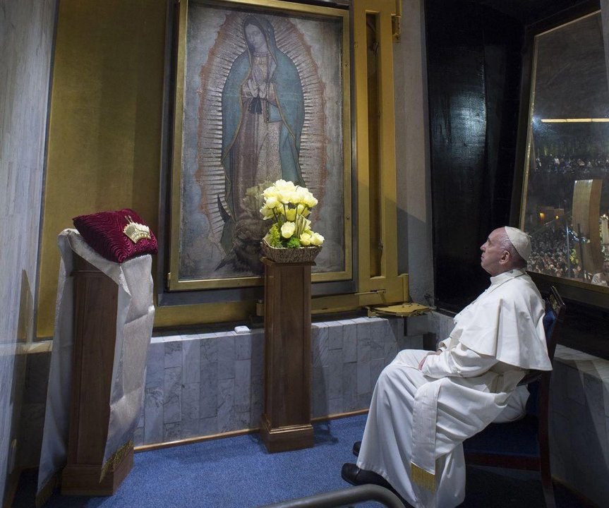 El papa, ante la imagen de la Virgen.