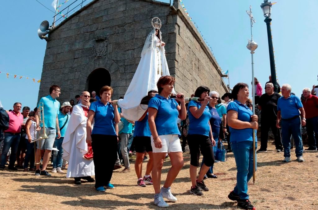 La Virgen del Alba fue sacada en procesión alrededor de la ermita del monte por las mujeres de la directiva, tras ser trasladada cinco kilómetros desde la iglesia parroquial