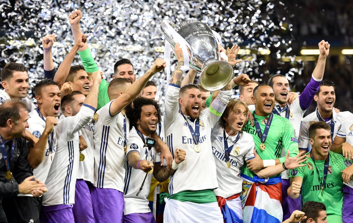 El capitán del Real Madrid, Sergio Ramos, levanta la duodécima Copa de Europa del conjunto blanco tras la final de ayer en Cardiff.
