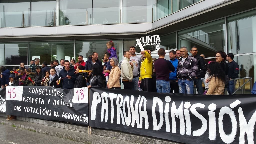 El sector se manifestó ante la sede de la Xunta en Vigo para pedir que se respete la opinión de la mayoría.