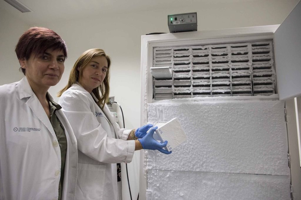 Susana Teijeira y Vanesa Val, ante uno de los ultracongeladores del Biobanco del Cunqueiro.
