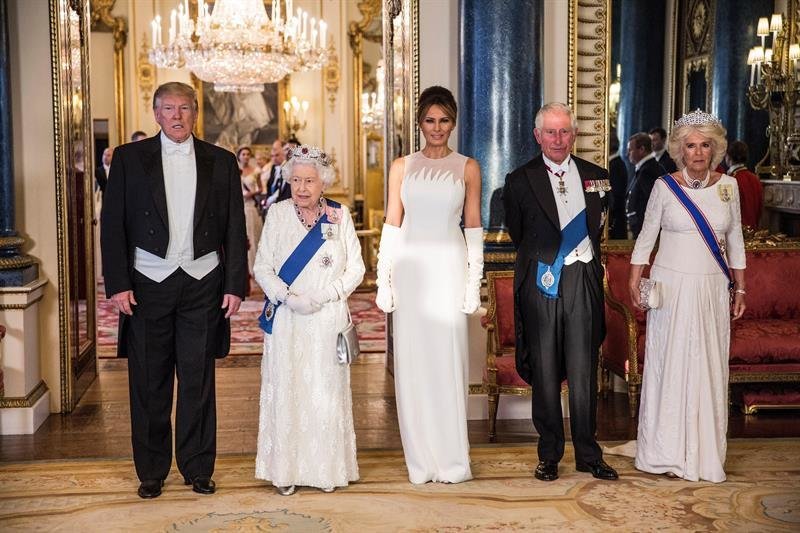 El presidente de los Estados Unidos, Donald J. Trump (izq), su esposa Melania (c), la Reina Isabel II (2-izq), el Príncipe Carlos de Gales (2-dcha) y Camilla (dcha), duquesa de Cornualles