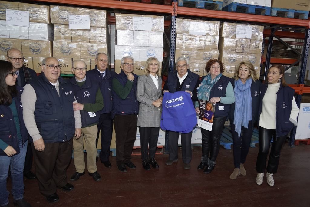 Los miembros de Banco de Alimentos recibieron ayer a María Rey en su sede en Sárdoma.