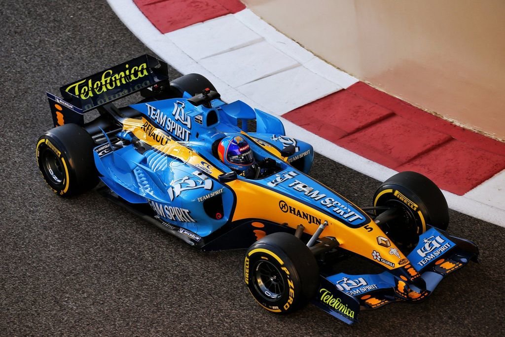 La historia del color azul y amarillo del Renault de Alonso
