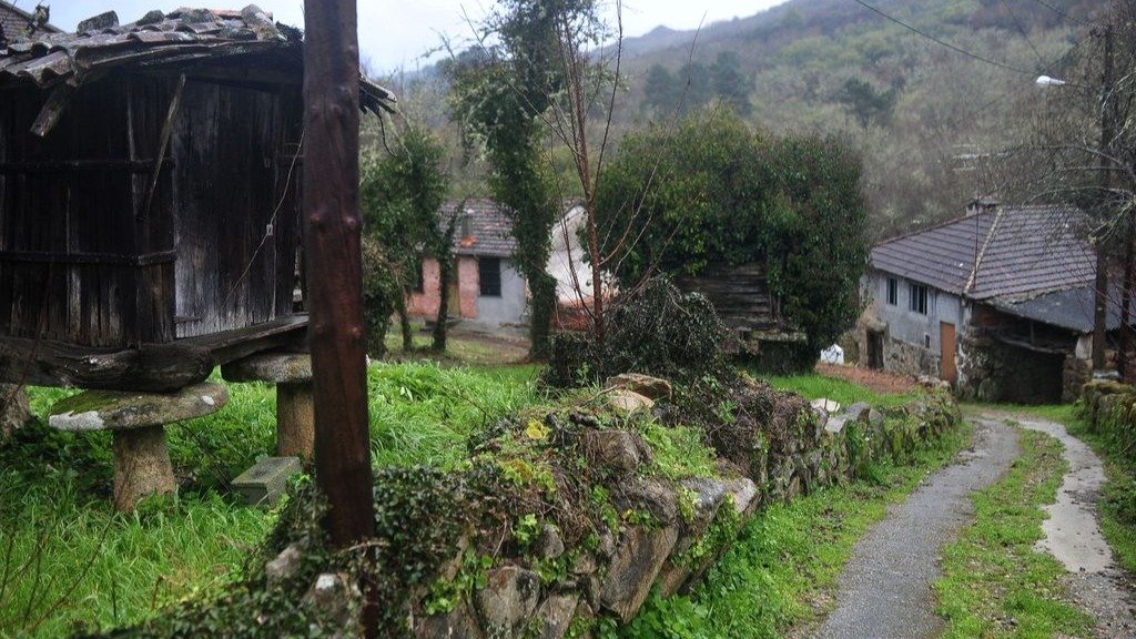 Acceso a Fontedouro (Punxín), aldea deshabitada que vuelve a la vida gracias a sus tres habitantes.