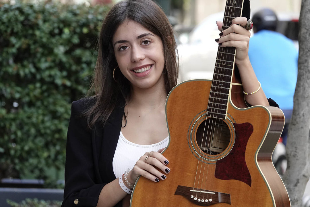 Amparo Mosquera y la guitarra, su compañera inseparable.