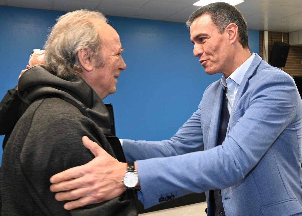 El presidente del Gobierno, Pedro Sánchez, conversa con Joan Manuel Serrat, tras asistir al último concierto de la gira del cantautor catalán, en el Palau Sant Jordi, en Barcelona.