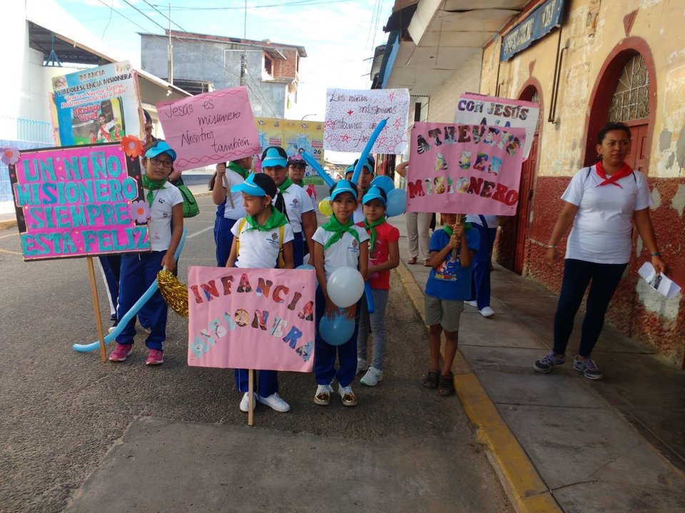 Niños y niñas atendidos por los misioneros de Perú.