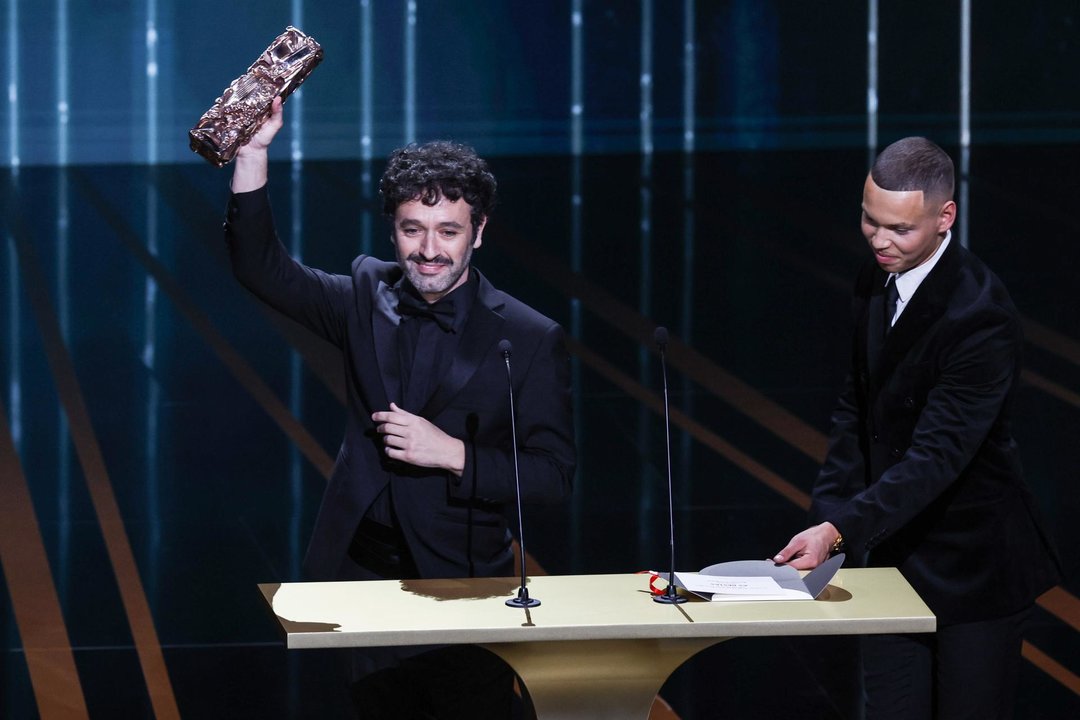 Rodrigo Sorogoyen con el premio César a la Mejor Película Extranjera por 'As bestas'. // EFE