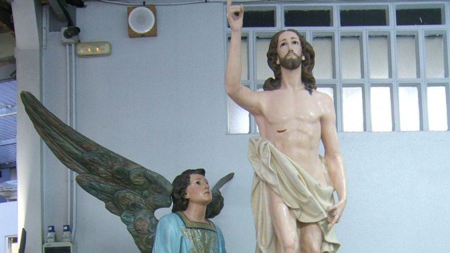Cristo Resucitado es una obra de la primera mitad del siglo XX del santiagués Manuel Aldrey. Se compone por dos figuras: el ángel, al que hubo que recuperar y pegar sus alas, y el Cristo.