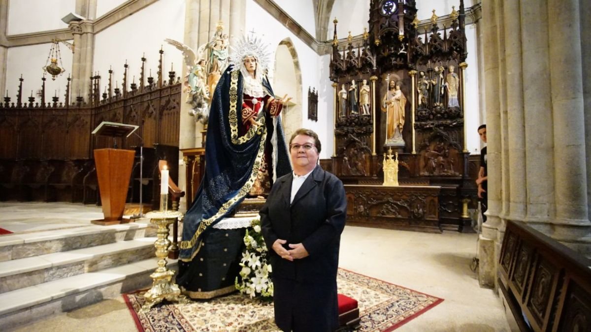 La hermana Carmen María Zurita, superiora de la Congregación de las Hermanas Trinitarias, hizo ayer la ofrenda floral a la Virgen, tras el final del Triduo pascual en Santiago de Vigo.