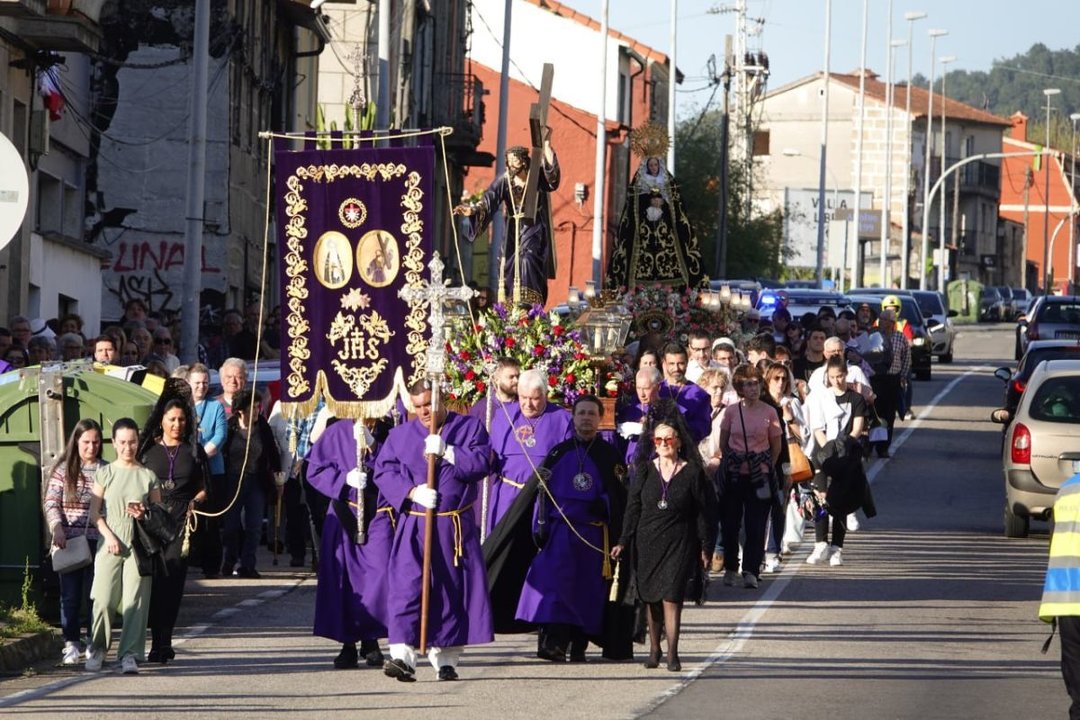 La Cofradía de Jesús Nazareno de Teis, durante un momento de la procesión.