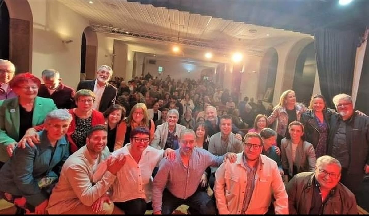 Foto de “familia” de Antonio Lomba con miembros de su lista y simpatizantes del PSOE.