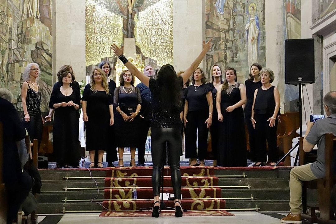 Rebeca Rods dirigió el Vigo Gospel Choir en la celebración a favor de Cáritas.