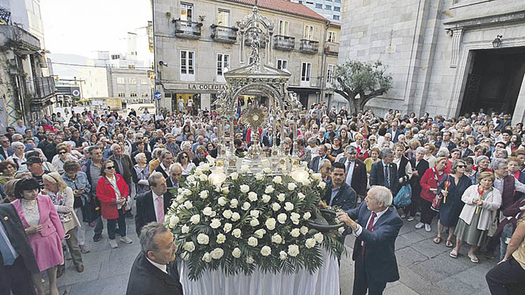 Salida de la procesión del Corpus de Vigo desde la Concatedral. // J.V. Landín