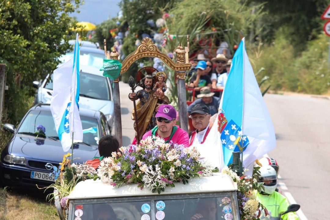 La imagen de San Cristóbal abrió la procesión de tractores y coches con motivo de sus fiestas en Candeán.