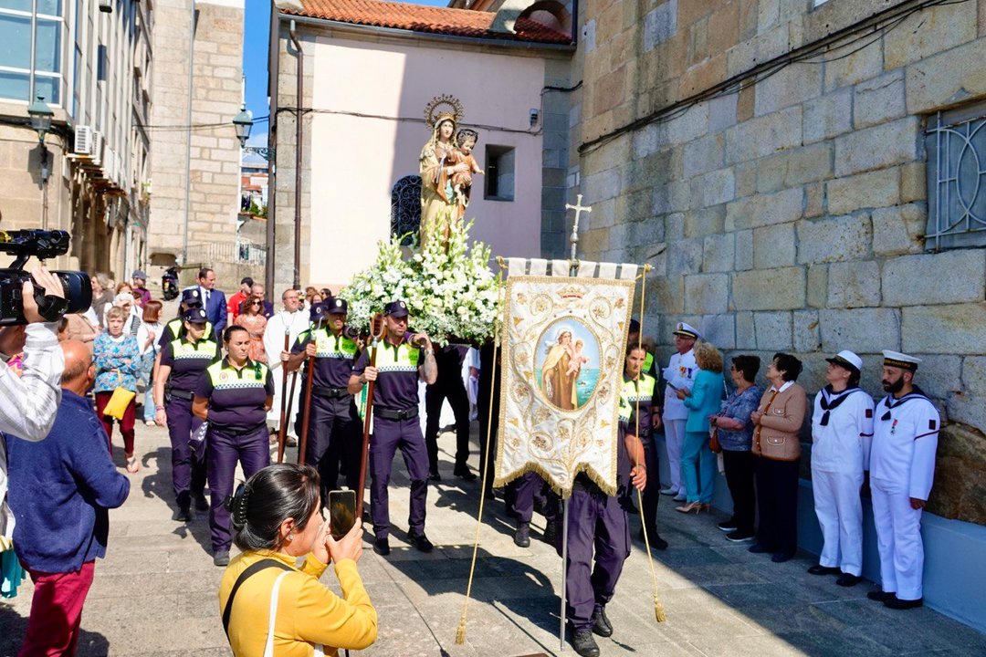 La Virxe do Carme fue portada por Policía Portuaria y marineros de la Armada desde San Francisco al mercado, donde se ofició la misa.