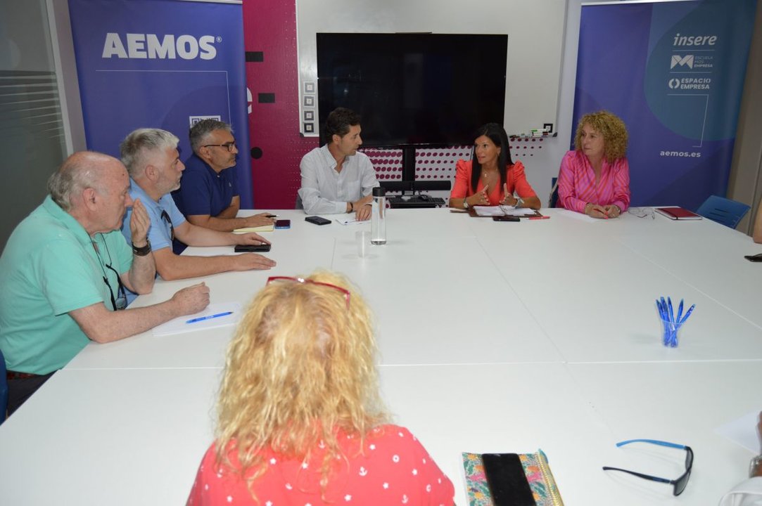 Reunión entre la directiva de Aemos con Nidia Arévalo y Feli Rodríguez.