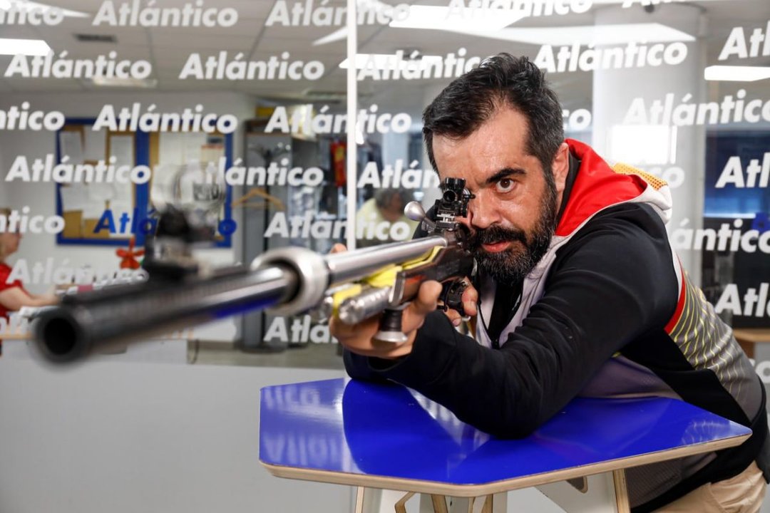 Saavedra durante su visita al set de Atlántico TV, donde muestra su carabina de competición.