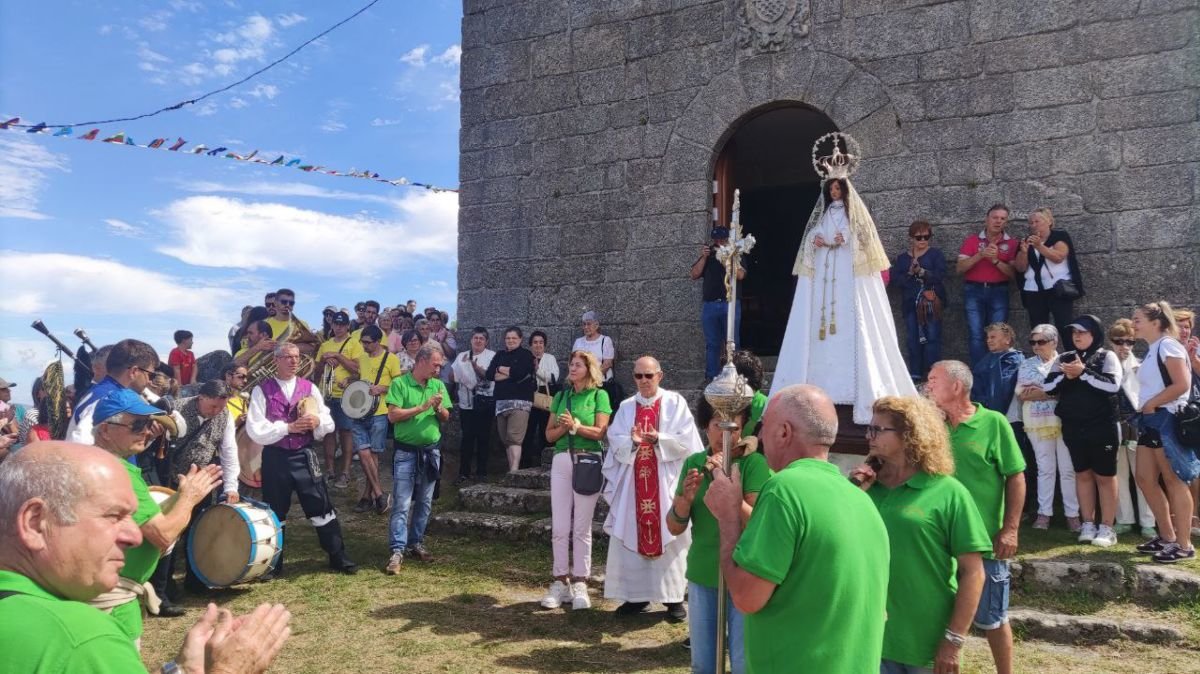 La banda de gaitas Queixume interpretó el himno del Antiguo Reino de Galicia ante la Señora del Alba a la puerta de la ermita.