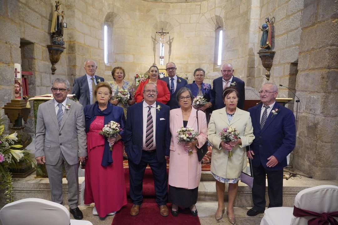 Los seis matrimonios que celebraron ayer sus bodas de oro posan juntos en la iglesia de Coruxo.