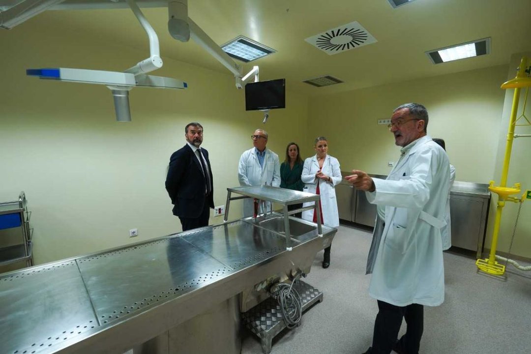 El jefe del servicio de Anatomía Patológica, Joaquín González-Carreró, en la nueva sala de autopsias.