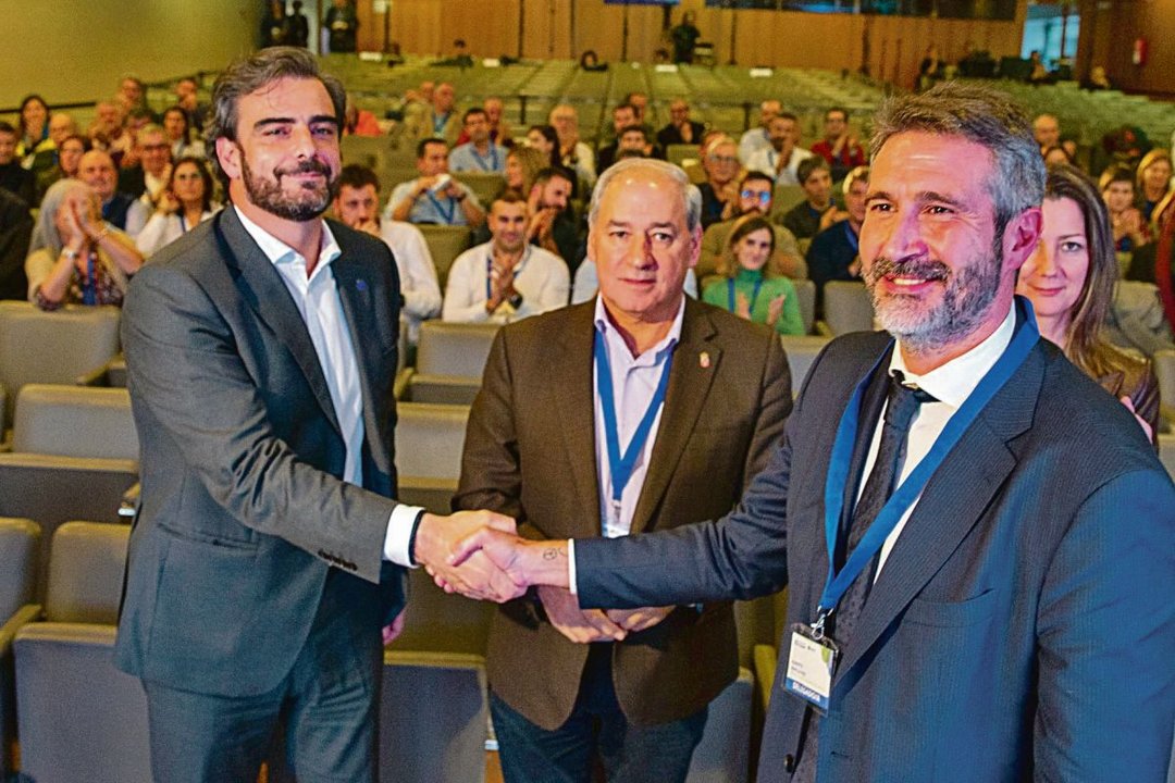 El vicepresidente de la Xunta, Diego Calvo, felicita a Alberto Varela tras la asamblea.