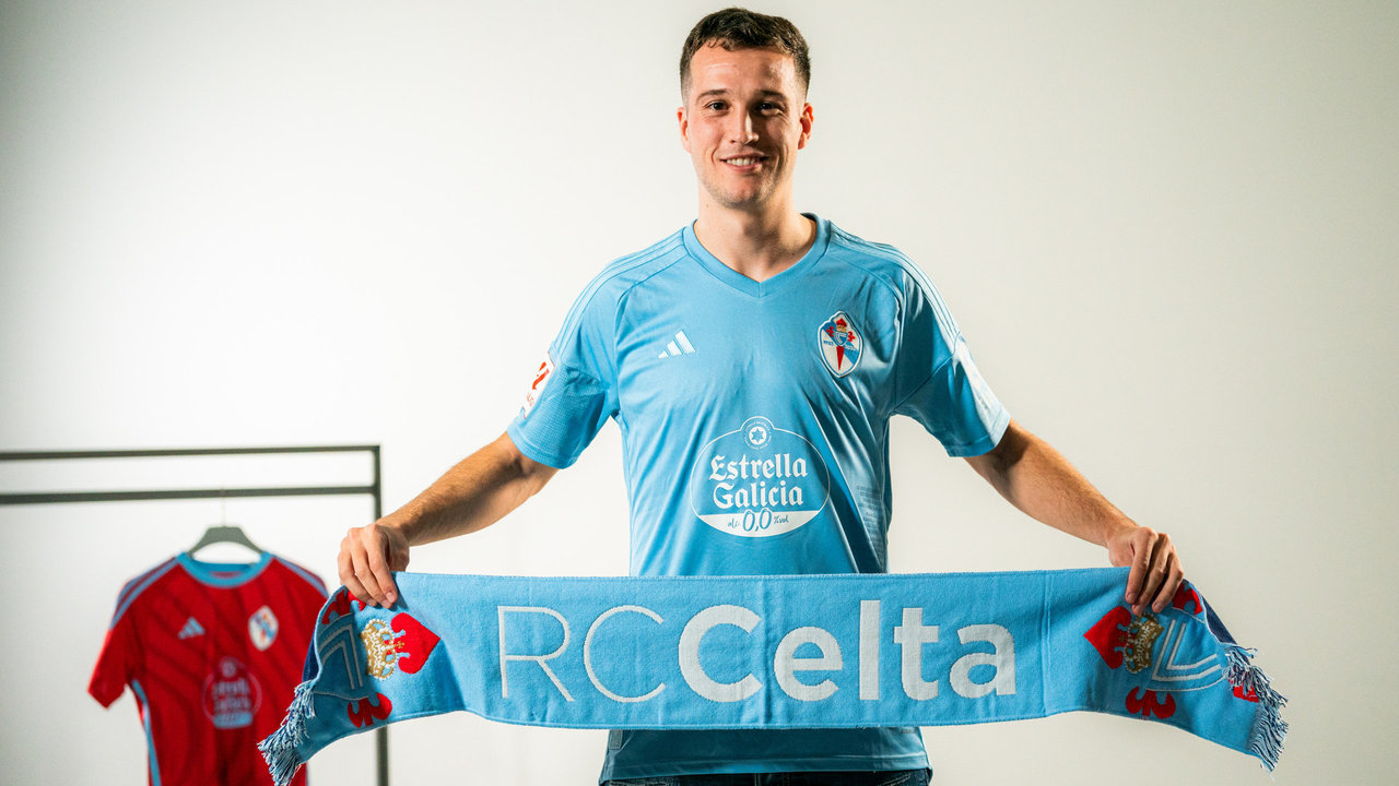 Manquillo con la camiseta del Celta. // RC Celta