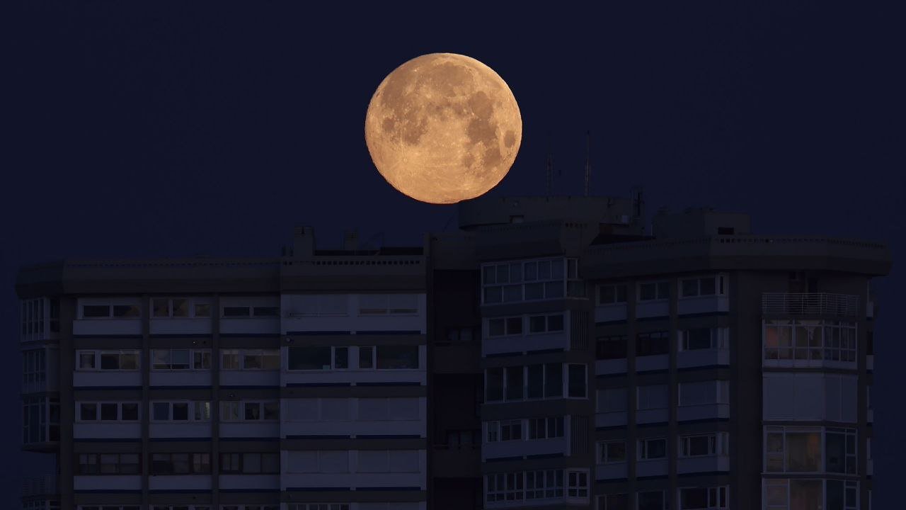 Luna lobo de enero sobre el edificio de Toralla en Vigo. // Alberte