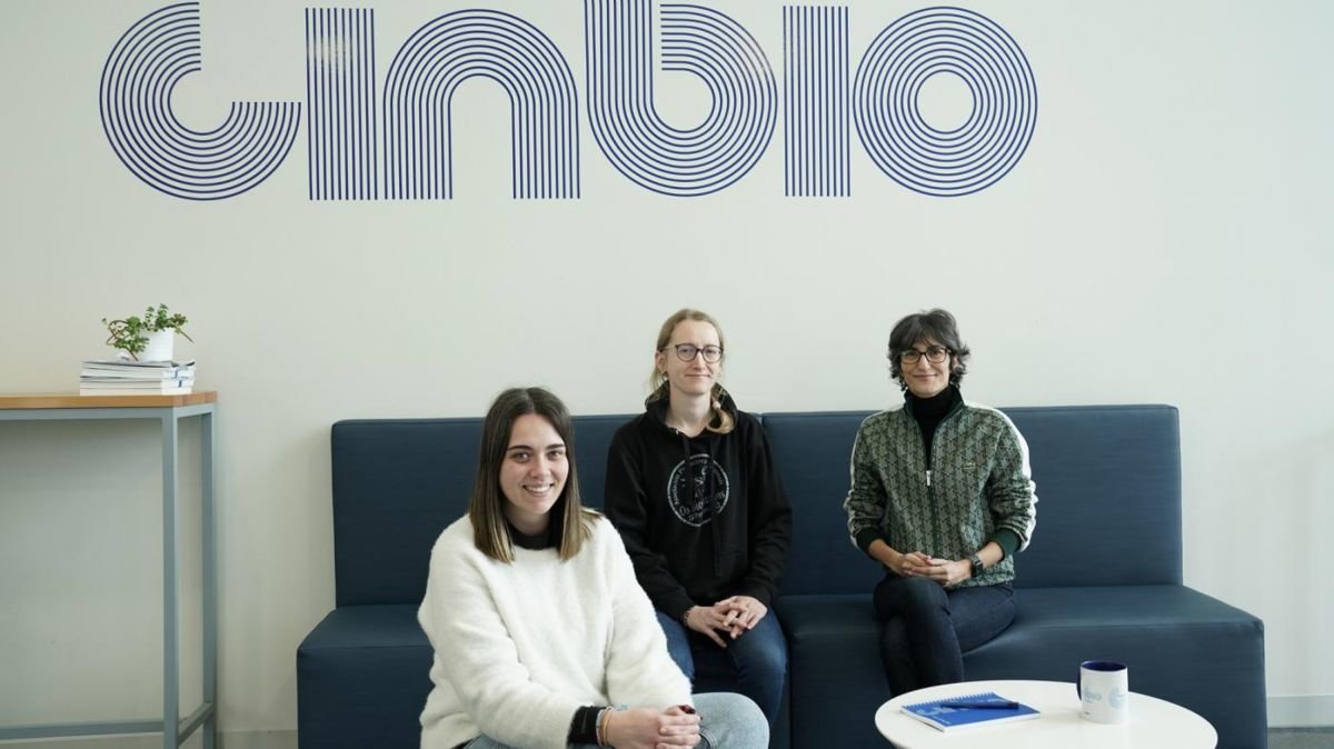 Claudia Román Freijeiro, Julia N. Majcherkiewicz y Verónica Salgueiriño, investigadora responsable del proyecto.