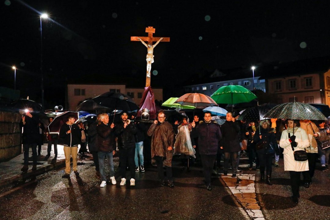 La procesión del Vía Crucis de A Guía, mermada por la lluvia, este Viernes Santo. // Jorge Santomé