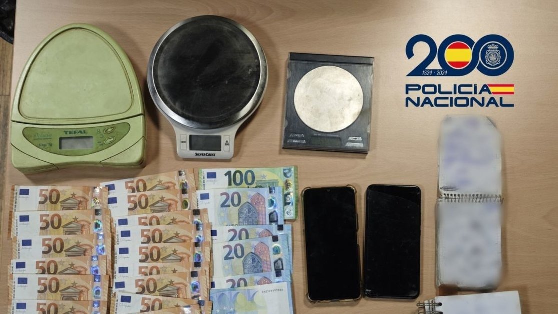 Dinero y efectos intervenidos en la vivienda de los dos detenidos en Navia.
